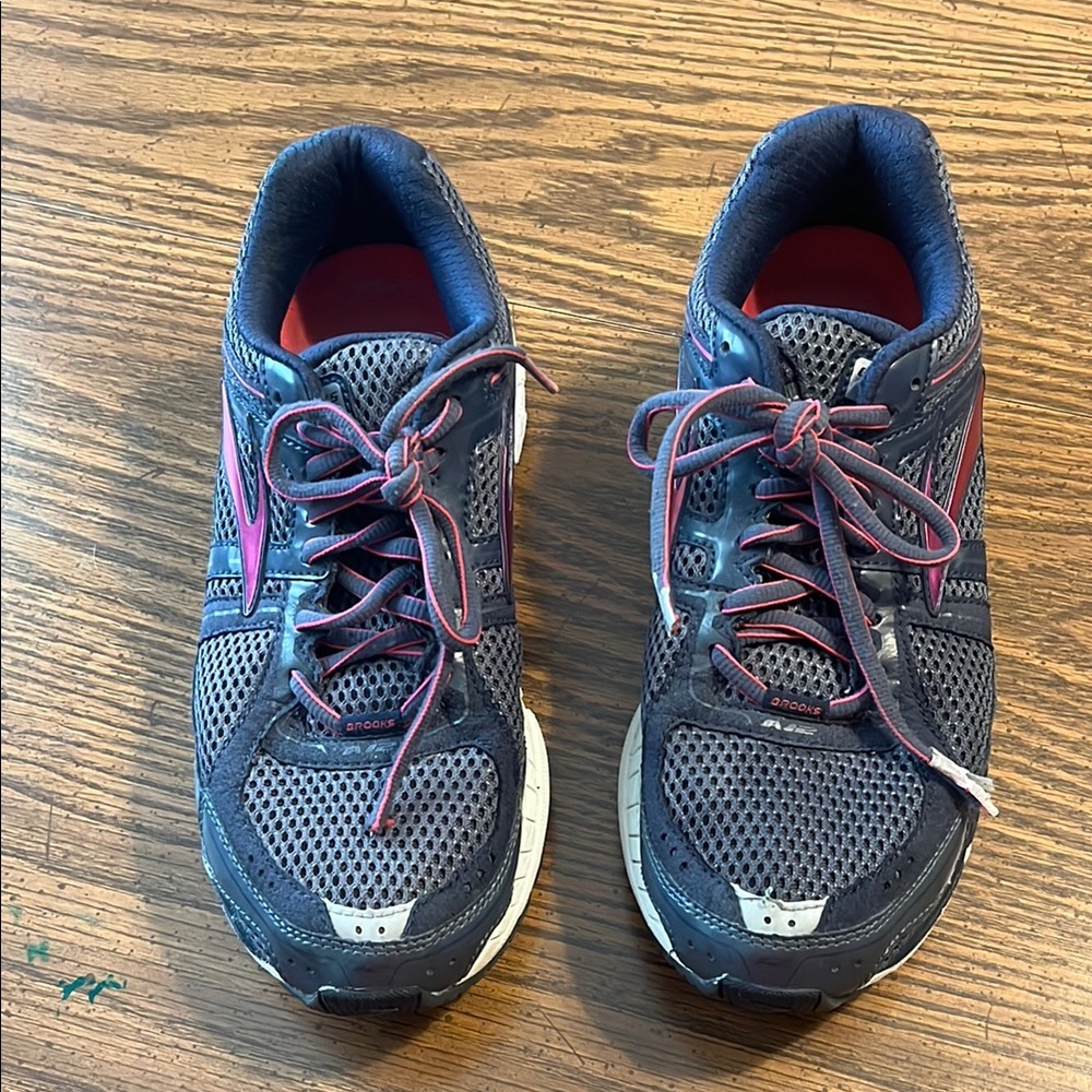 Brooks Navy and Pink Athletic Sneakers A Great Sneaker 👟 Great Brand